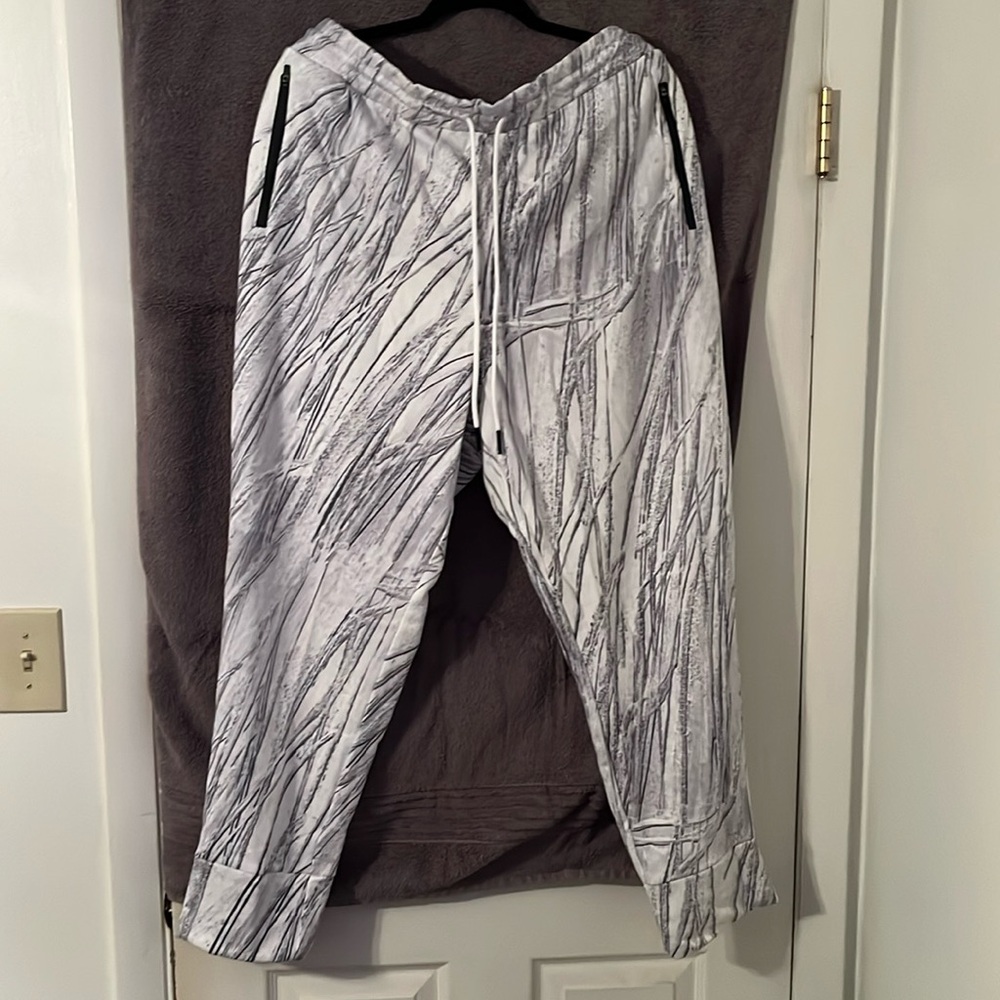 Sports Illustrated Brand~Men’s XXL marble grey and white joggers